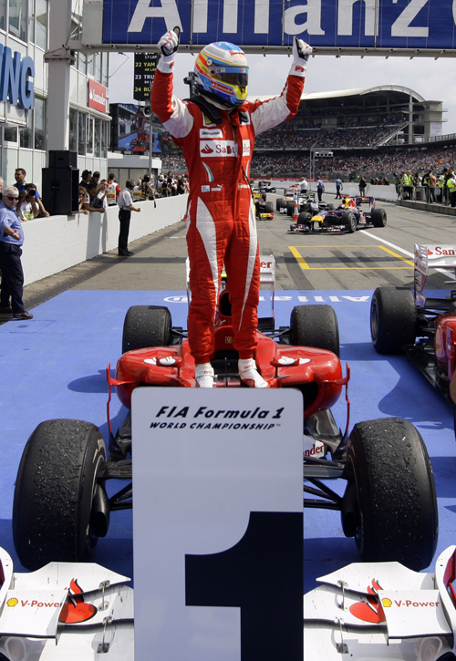 梅赛德斯险胜红牛车队，阿隆索扛起全队