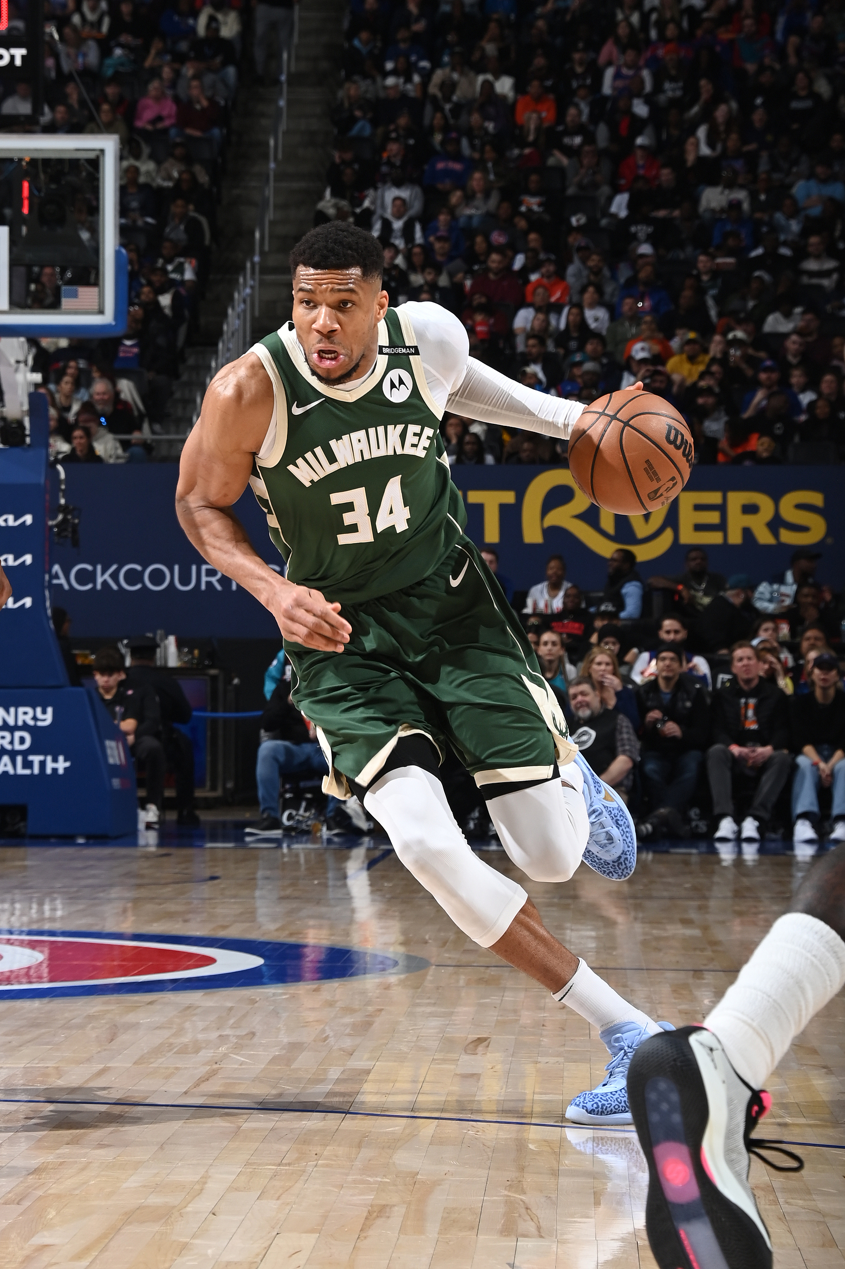 热火横扫公牛，字母哥高光表现